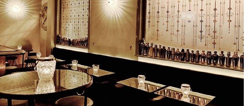 The Gibson après le réaménagement : bar doré et rideaux de perles lumineux