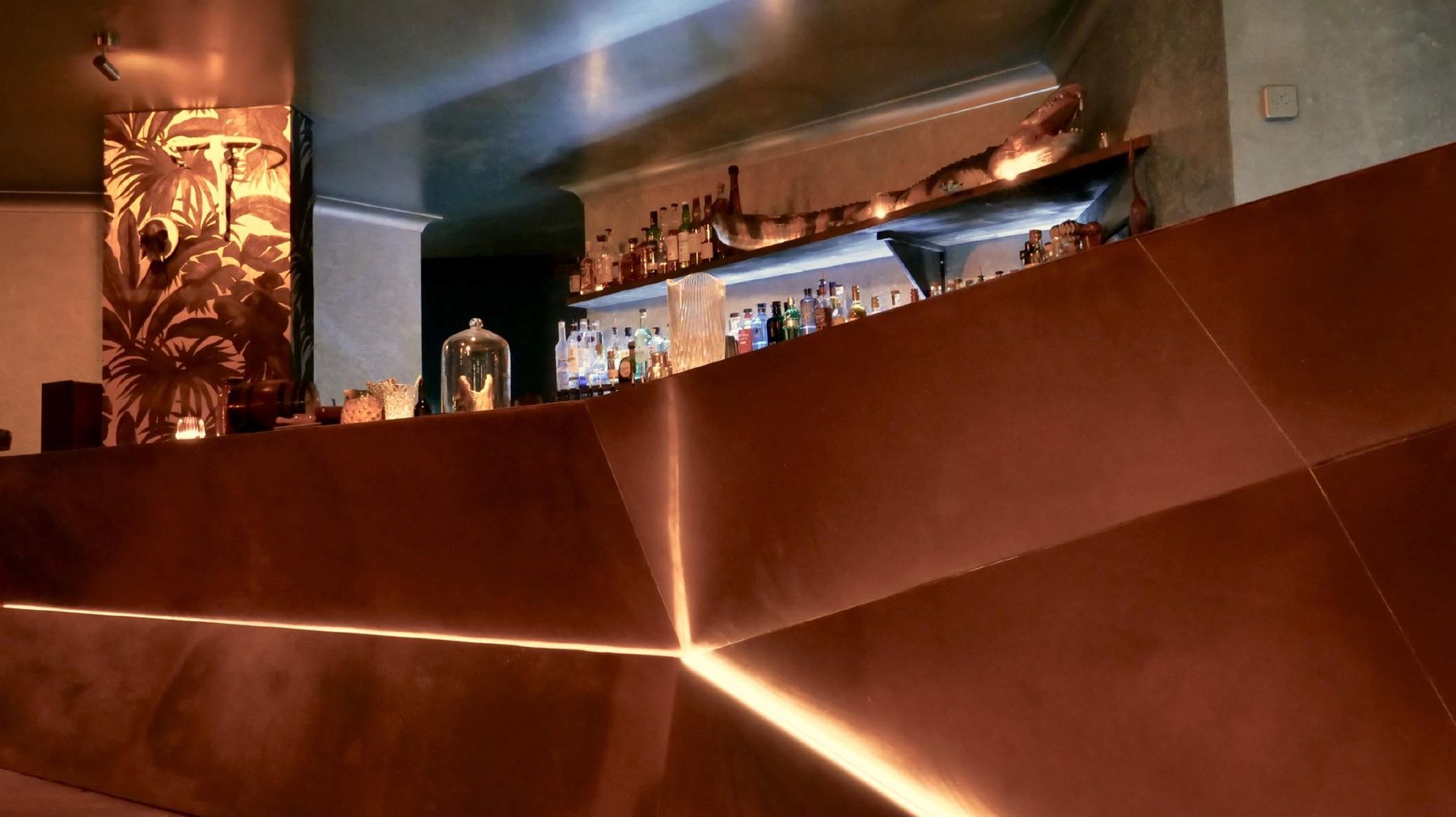 Voodoo Reyes, Genève : un bar anguleux en cuivre éclairé par en dessous